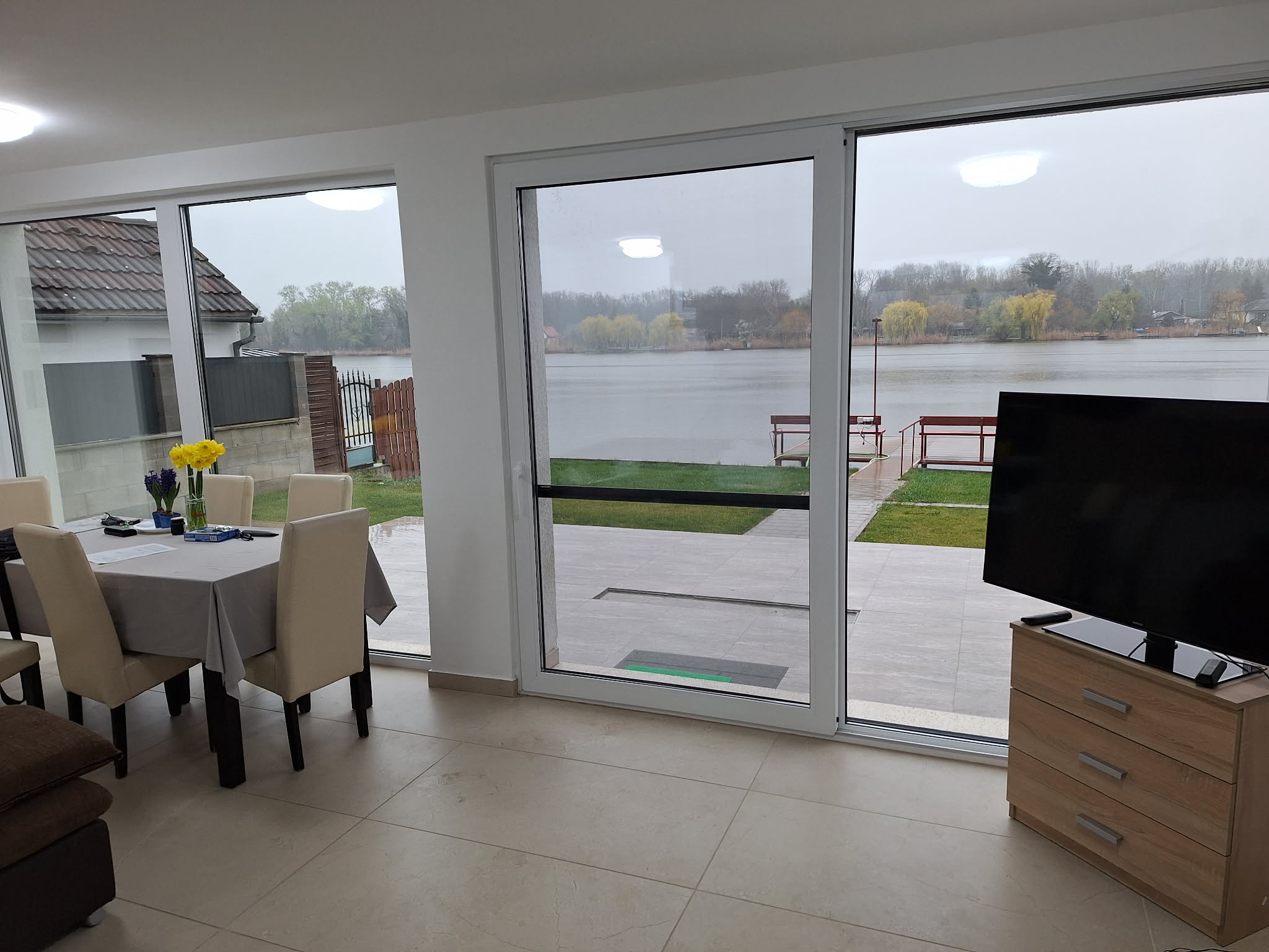 Eladó 3 szobás vizparti családi ház Szigetbecsén!