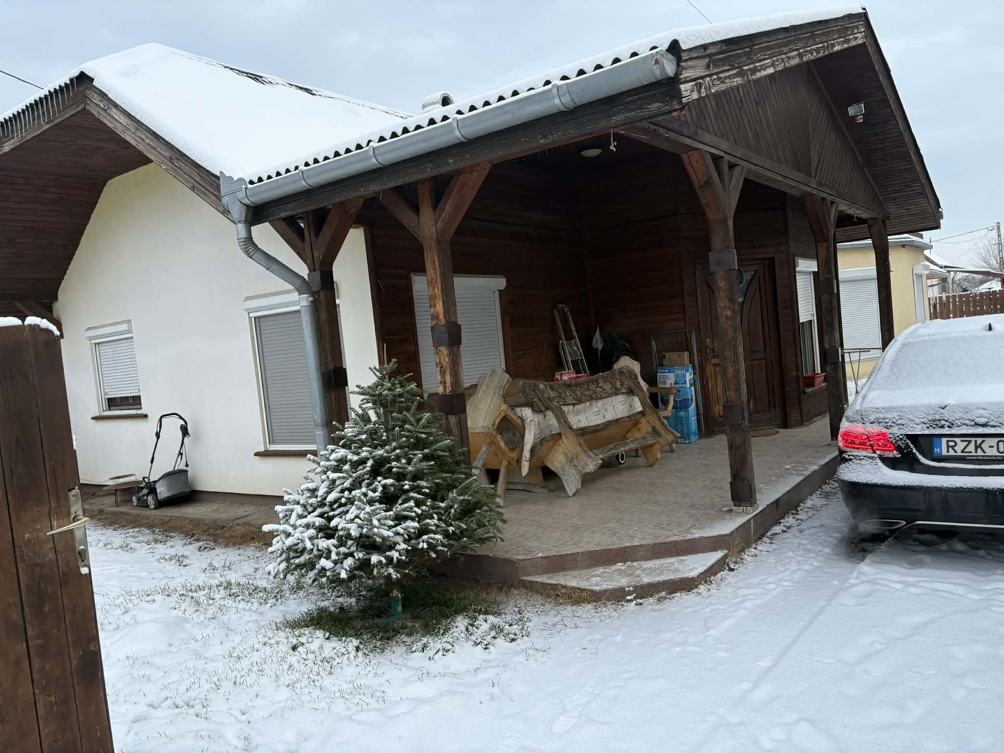 Ikerház Felsőpakony frekventált részén – kerttel, terasszal, kiváló közlekedéssel!