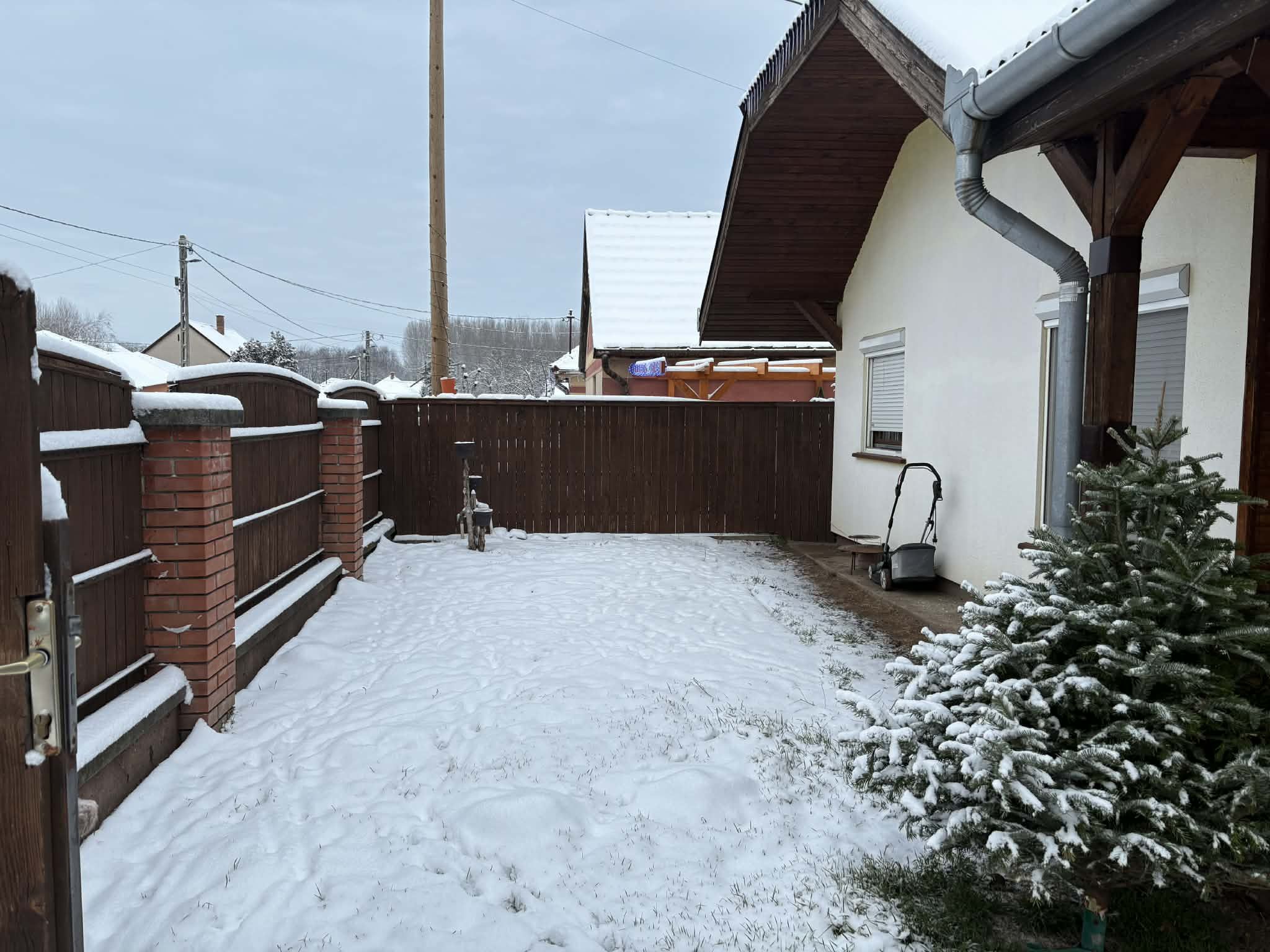 Ikerház Felsőpakony frekventált részén – kerttel, terasszal, kiváló közlekedéssel! - 4. kép