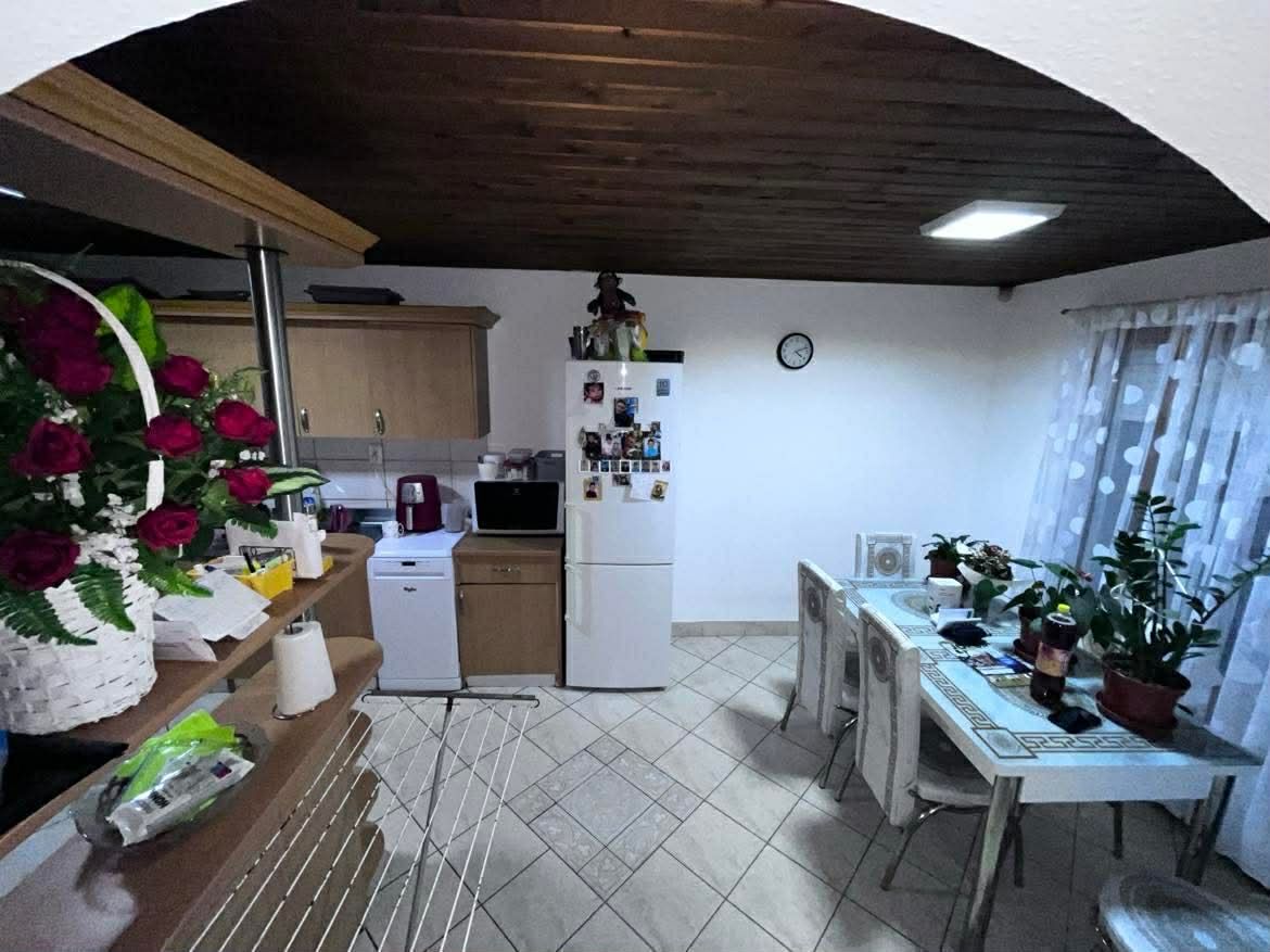 Ikerház Felsőpakony frekventált részén – kerttel, terasszal, kiváló közlekedéssel! - 5. kép