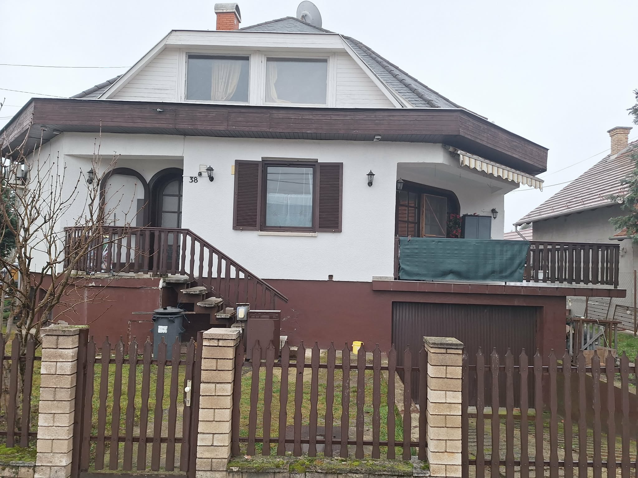 Díjnyertes minőség és tágas terek – Eladó egyedi ikerház Vecsés szívében!